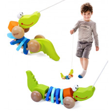 Koka rotaļlieta Classic World Crocodile ar skaņām vilkšanai ar auklu