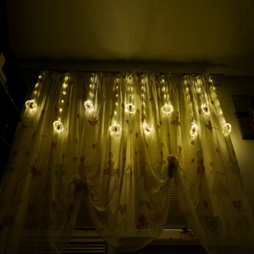 LED gaismas Ziemassvētku bilžu aizkars apļos 3m 10 spuldzītes ar akumulatoru tālvadības pults